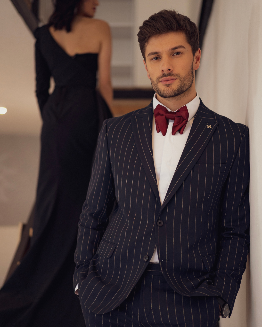 Traje risca de giz com gravata borboleta bordô